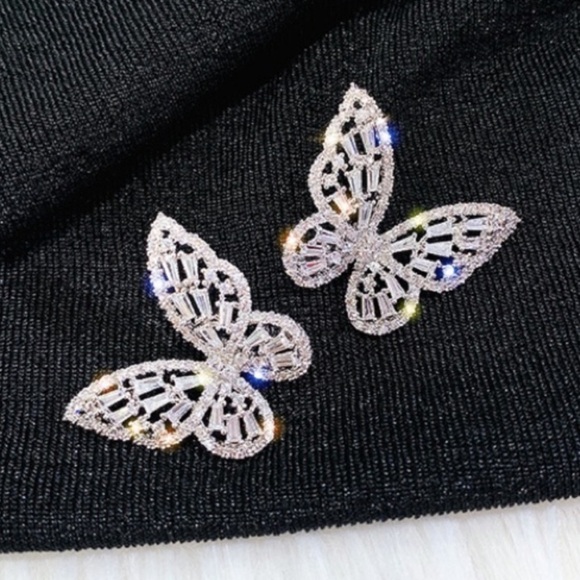 **NEW Silver Shiny Butterfly Stud Earrings - Picture 4 of 5